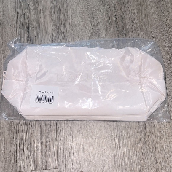 Maelys Cosmetic Travel Bag Case BNIP

For all your travel needs - Picture 1 of 10